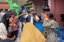 Ketua Karang Taruna Provinsi Banten, Yudi Budi Wibowo saat menyalurkan air bersih