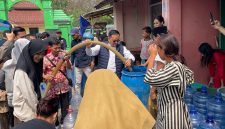 Ketua Karang Taruna Provinsi Banten, Yudi Budi Wibowo saat menyalurkan air bersih
