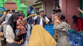Ketua Karang Taruna Provinsi Banten, Yudi Budi Wibowo saat menyalurkan air bersih