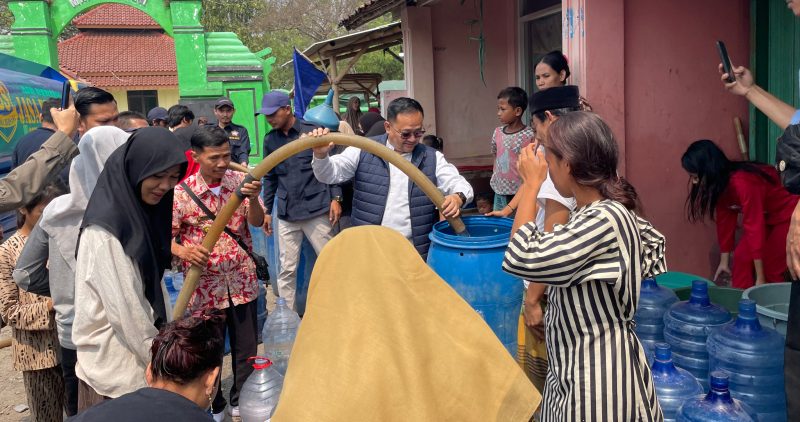 Ketua Karang Taruna Provinsi Banten, Yudi Budi Wibowo saat menyalurkan air bersih