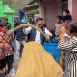 Ketua Karang Taruna Provinsi Banten, Yudi Budi Wibowo saat menyalurkan air bersih